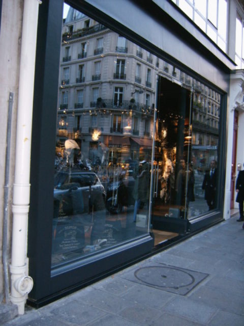 Vitrine de magasin en verre agrafé