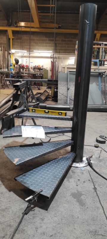 Fabrication et levage d&rsquo;un escalier hélicoïdal au coeur d&rsquo;un batiment parisien